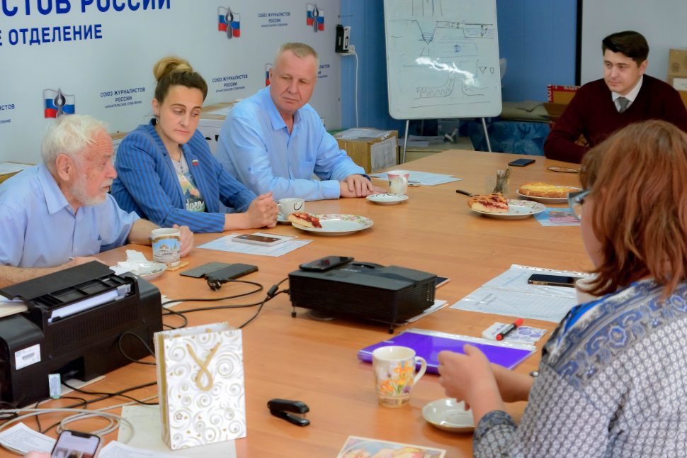 Журналисты собрали помощь для коллег из ЛНР и ДНР и побеседовали с Александром Спиридоновым